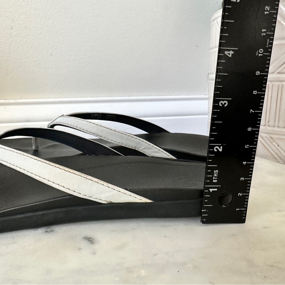 OluKai Ho'opio White/Onyx Strap Flip
Flop Sandals Women's Size 9 - Picture 9 of 11